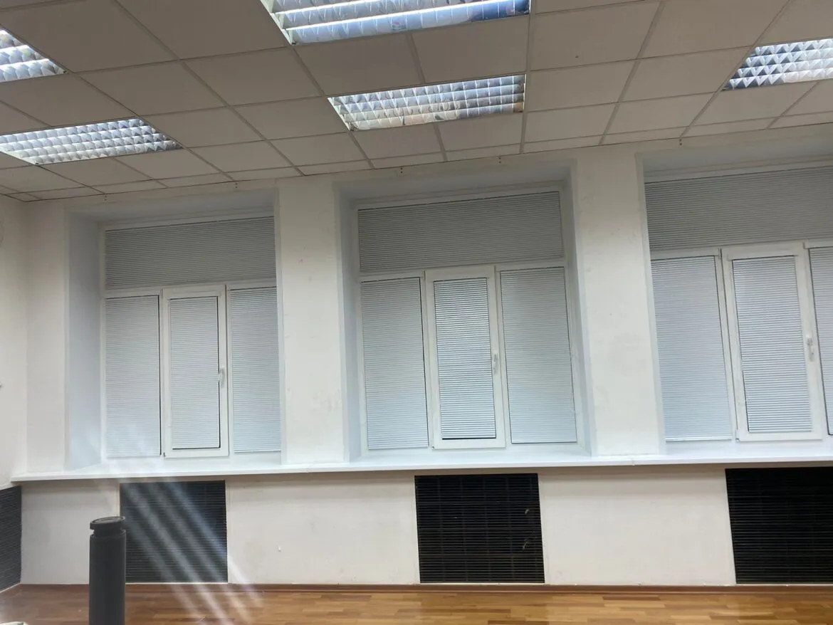 Остекление офиса профилем Рехау